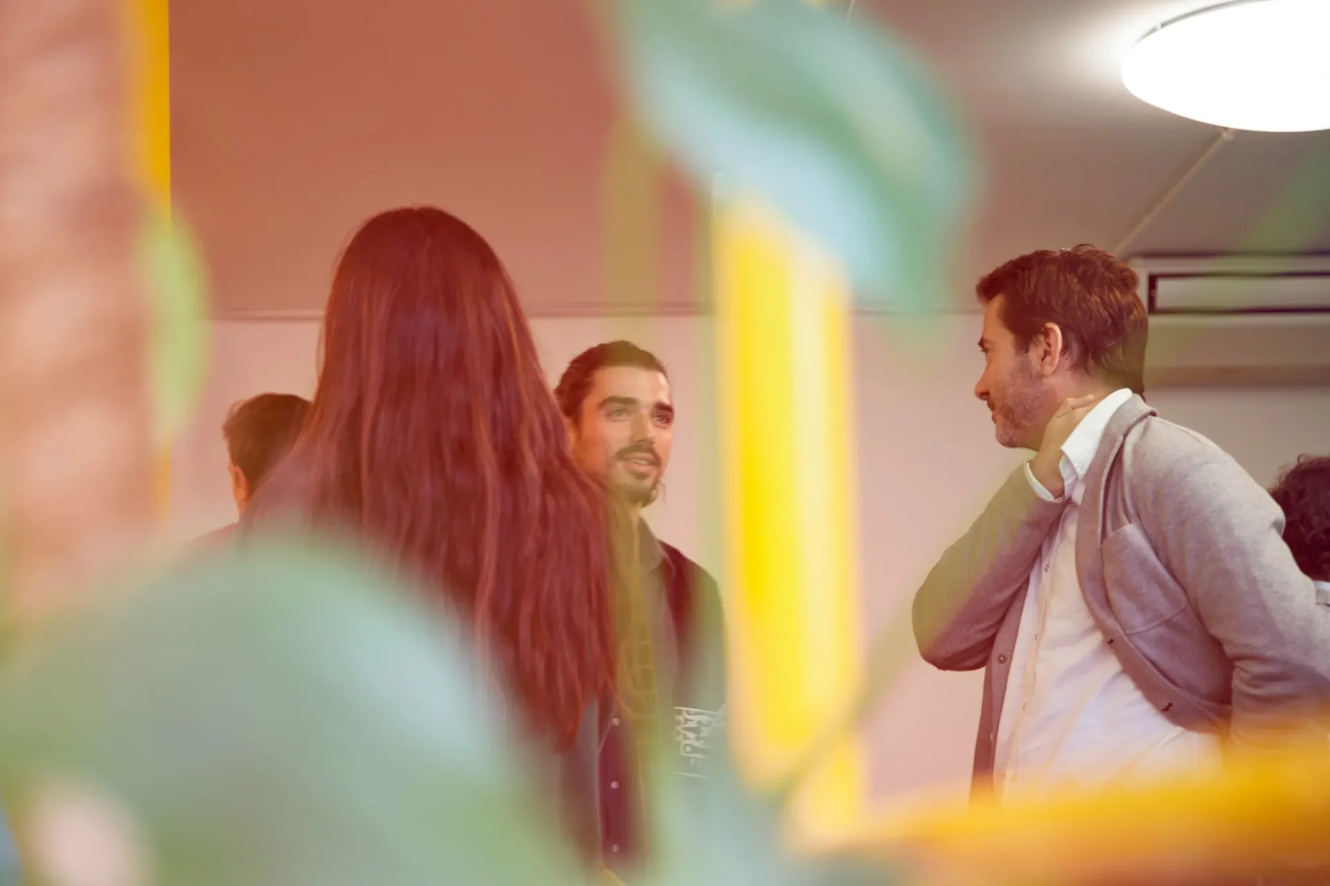 Colleghi che discutono in ufficio